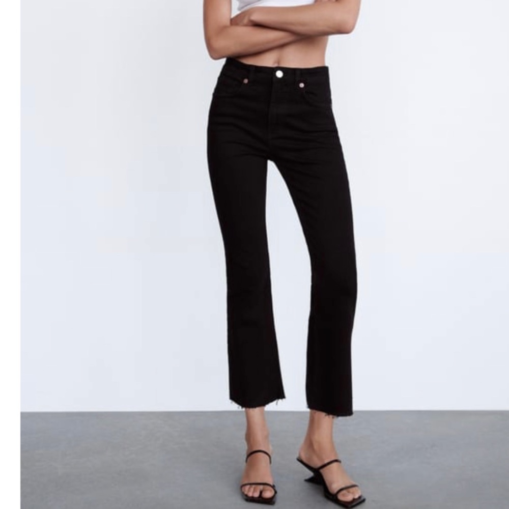 27 (US 4)
CROPPED FLARE JEANS
Black